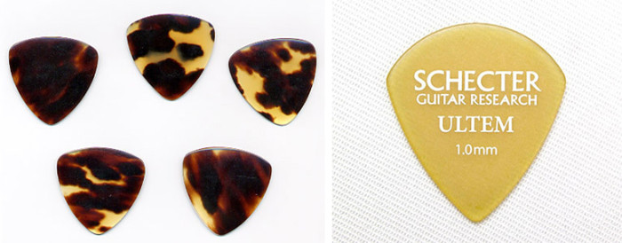 左：鼈甲ピック/右：SCHECTER（シェクター）ULTEM（ウルテム）ピックの画像
